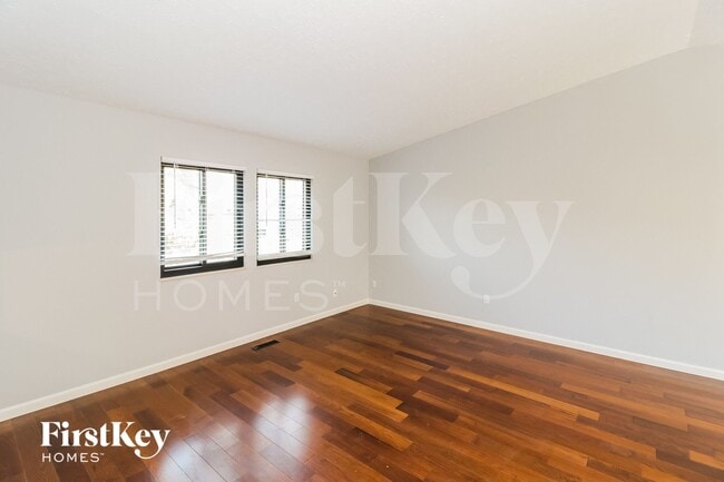 Foto del edificio - 5571 Creekwood Cir