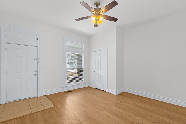 Foto del edificio - 449 E Brandeis Ave