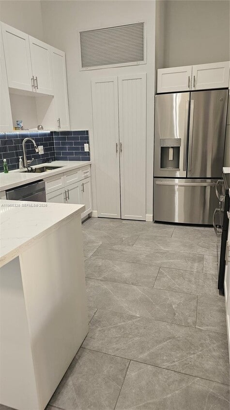 Foto del edificio - 523 Leslie Dr