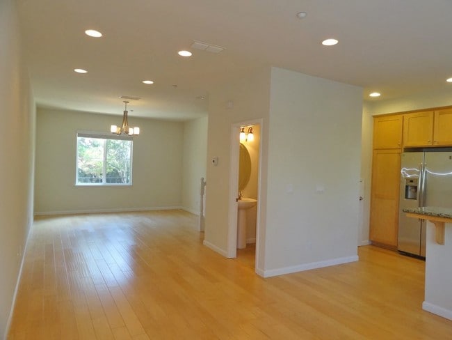 Building Photo - 568 Saco Ter