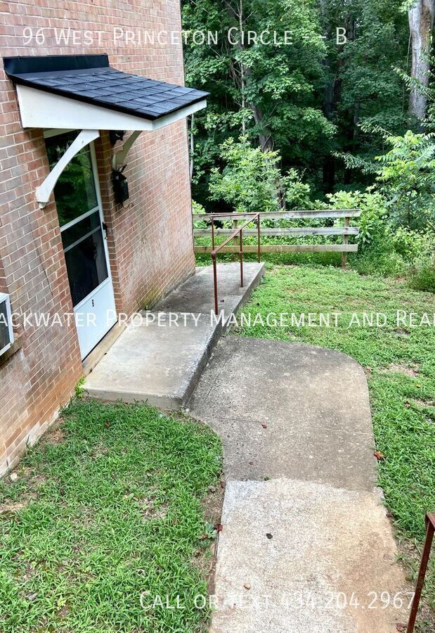 Building Photo - 2 Bedroom Apartment off Rivermont Ave!