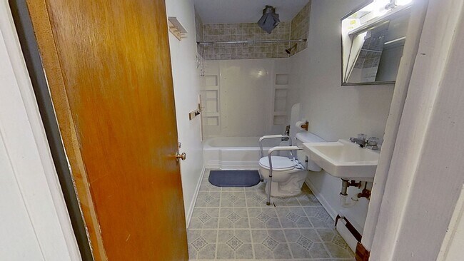 Building Photo - 2nd floor Apartment *MOVE IN SPECIAL*