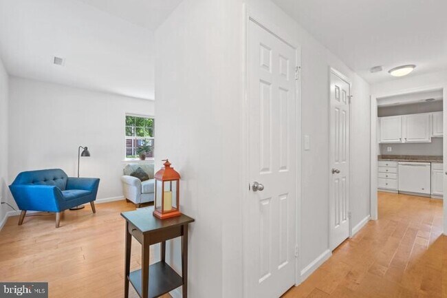 Foto del edificio - 4882 Chevy Chase Dr