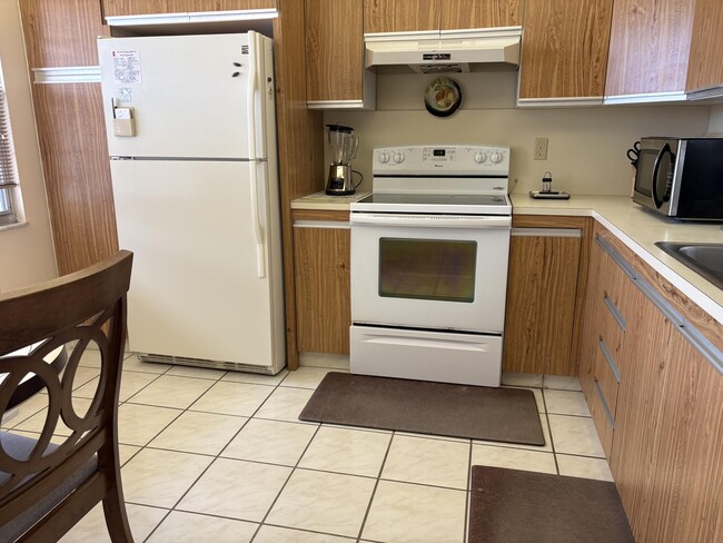 Building Photo - 2202 Lucaya Bend