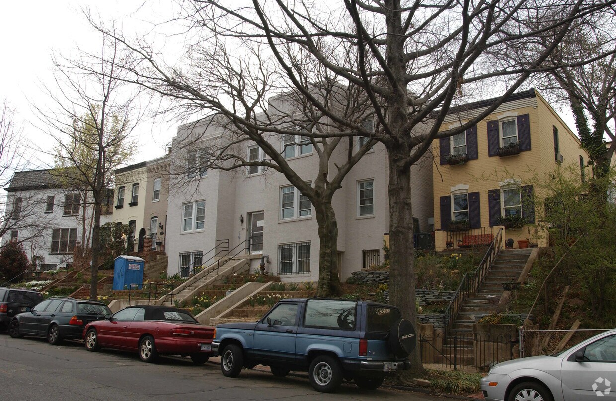 Building Photo - 610 3rd St SE