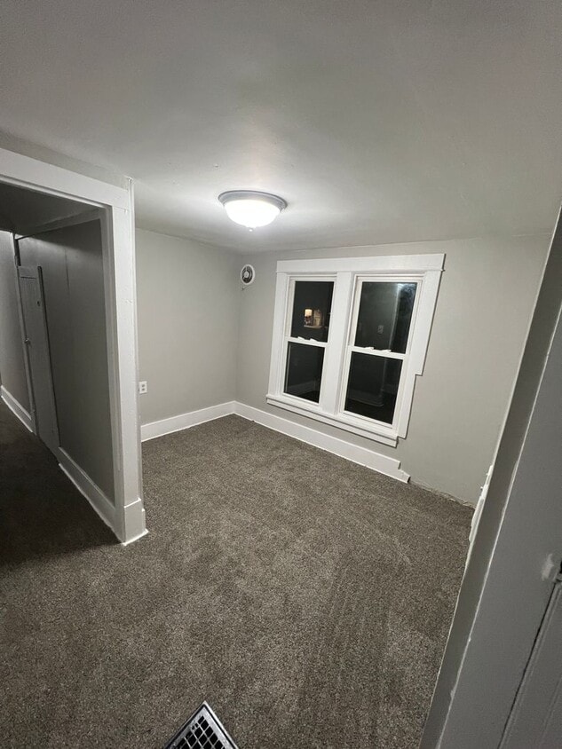 Huge 5 Bedroom House! With garage!!! Fre... - Huge 5 Bedroom House!  With garage!!!  Fre...