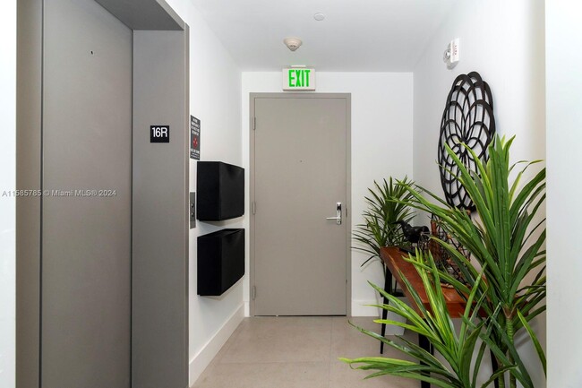 Foto del edificio - 488 NE 18th St