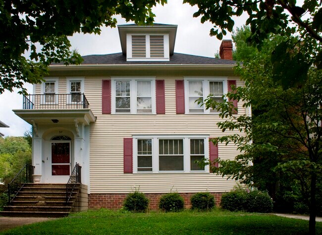 Foto del edificio - 57 Elmwood Pl