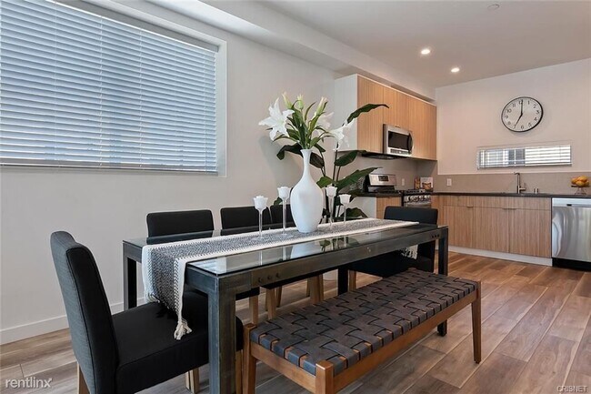 Foto del edificio - 4 br, 4 bath Townhome - 13538 Vanowen St A...