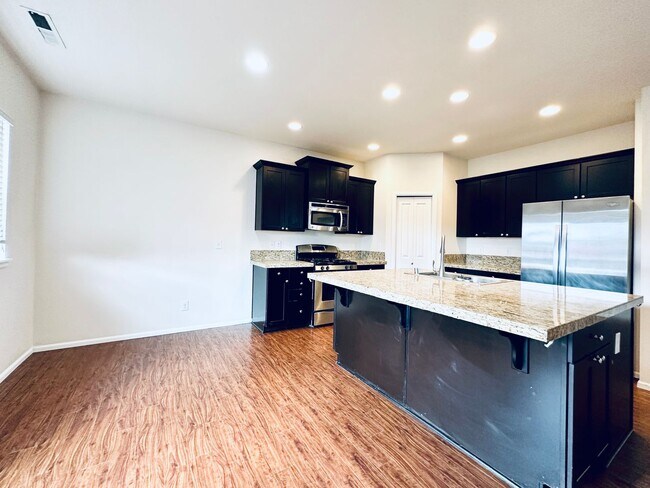 Building Photo - Beautiful 4bed 2.5bath home!