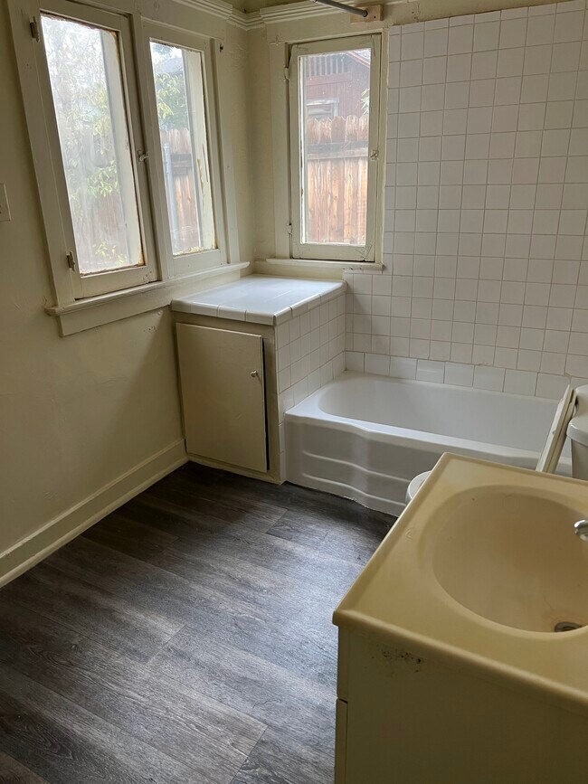 Foto del edificio - 567 N Oakland Ave