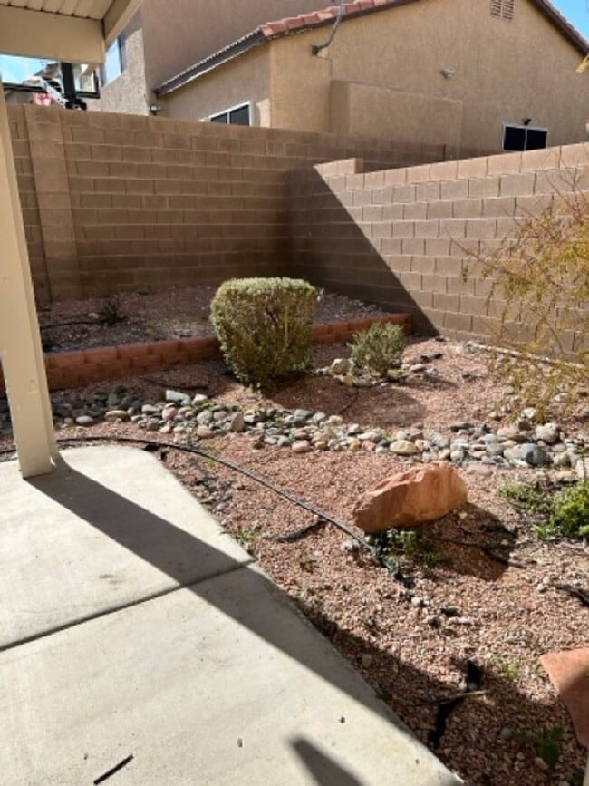 Building Photo - Downstairs Bed and Bath!