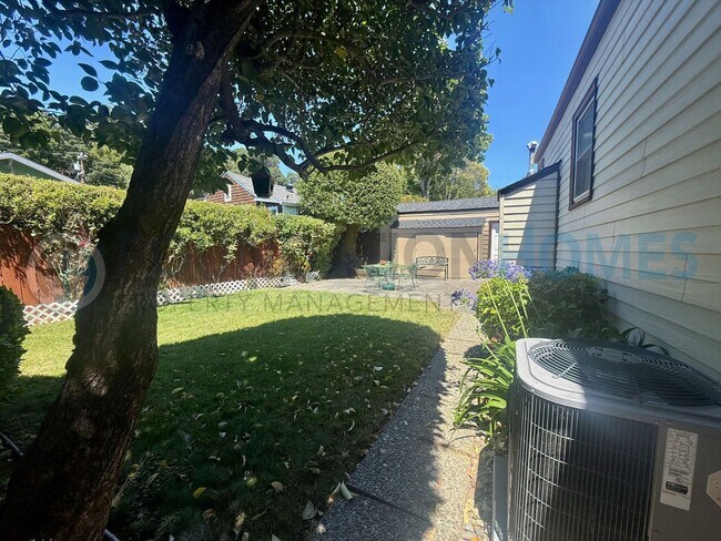 Foto del edificio - 130 Suffield Ave