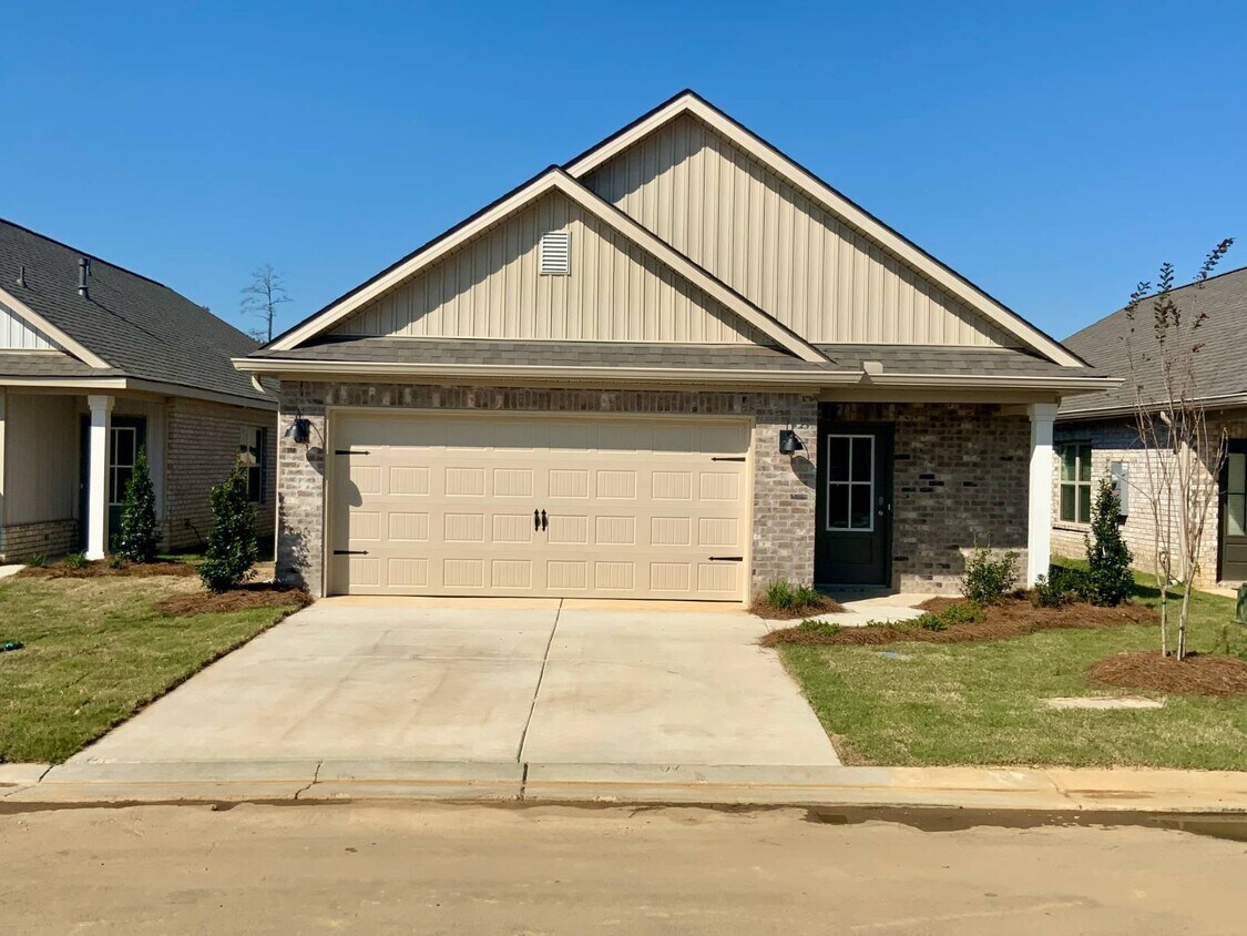 Foto principal - 611 Stillwater Cv