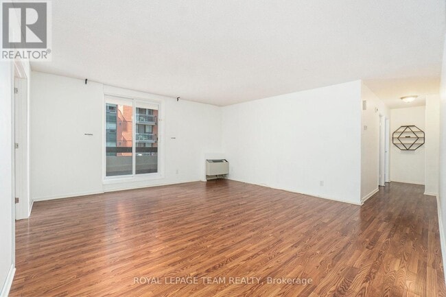 Building Photo - 141-141 Somerset St W