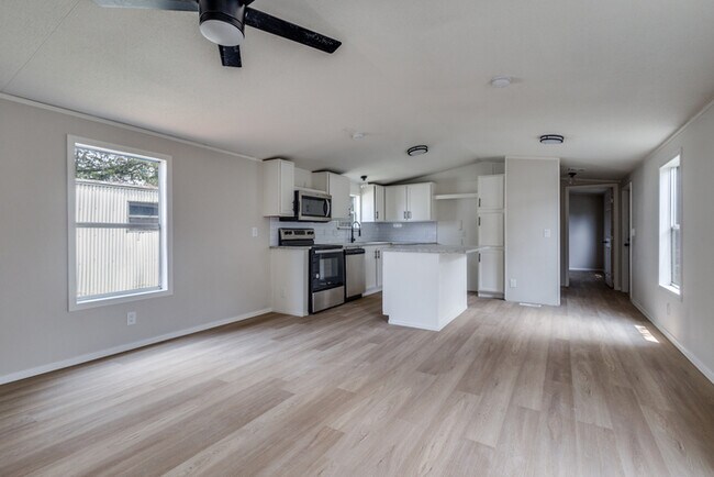 Foto del edificio - 3 Bedroom 2 Bath Home, Pool & Playground