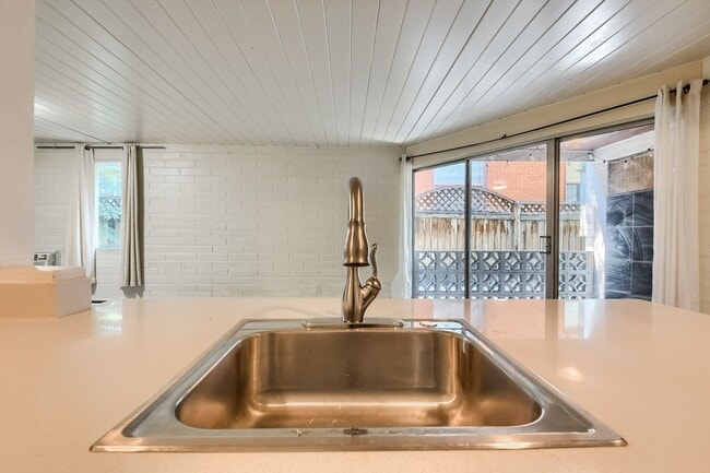 Building Photo - 1343 High St