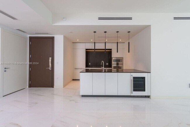 Building Photo - 300 Biscayne Blvd Way