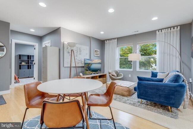 Foto del edificio - 1220 Holbrook Terrace NE
