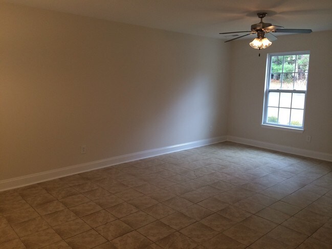 Building Photo - 1107 Skyline Dr