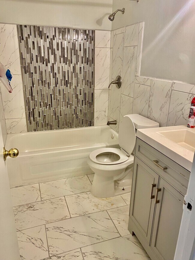 Second full bathroom - 5434 Gatehouse Dr