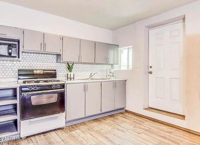 Building Photo - 221 Hadlock St