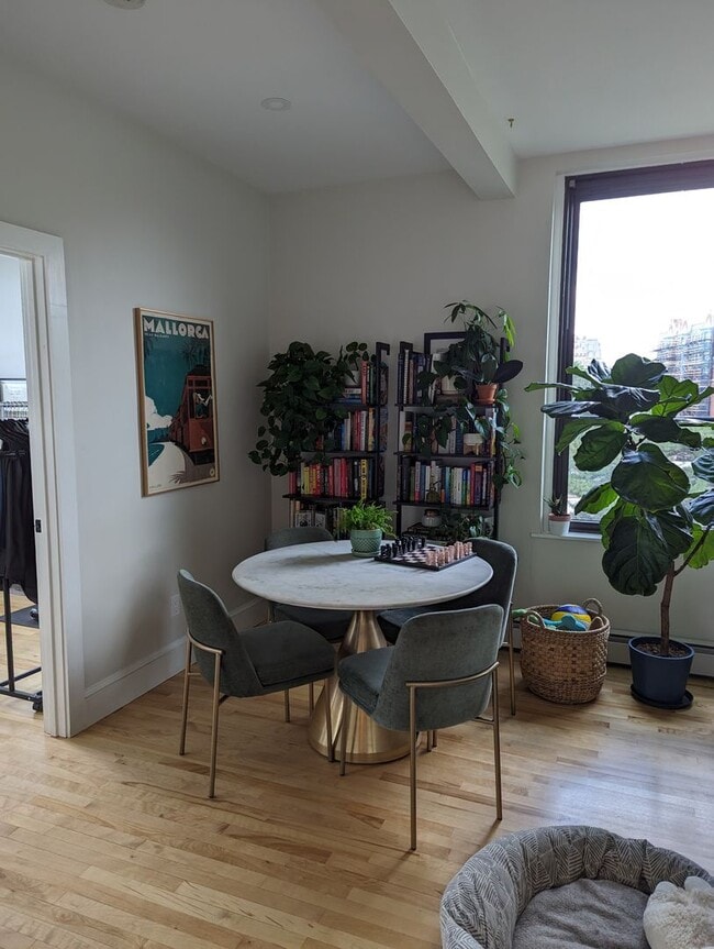 Building Photo - Kenmore Square 2 bedroom 2 bath with parking