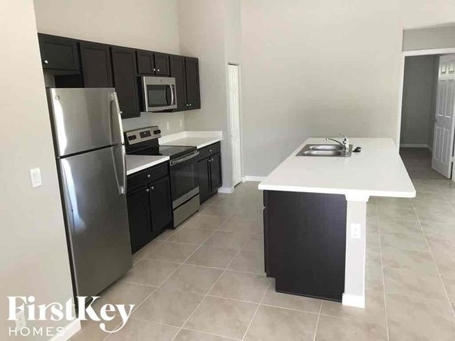 Building Photo - 4502 SW Yamada Dr