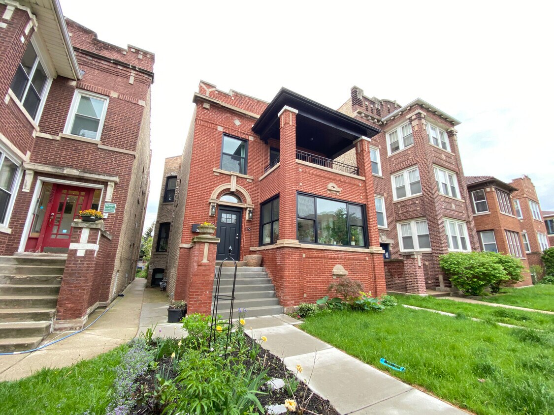 Primary Photo - 2659 W Leland Ave