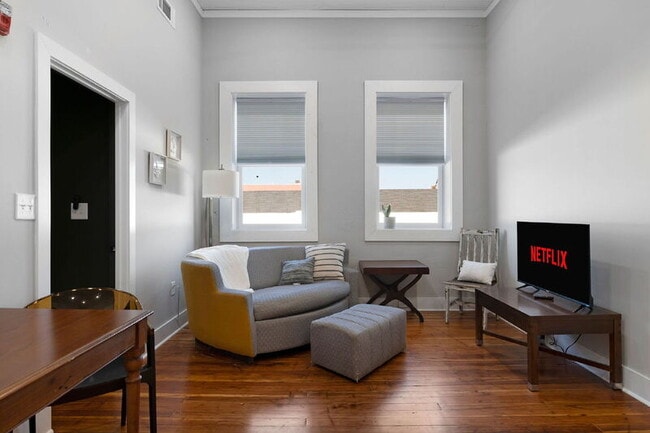 Building Photo - 10 W Main St