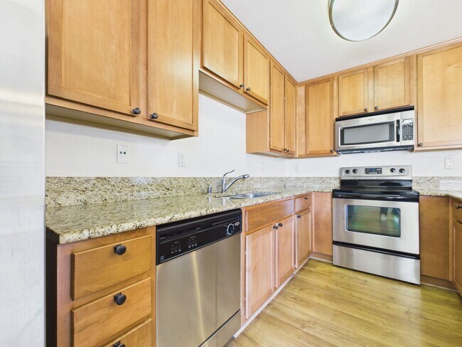 Foto del edificio - Upstairs One Bedroom Condo now available at Kimberly Place.