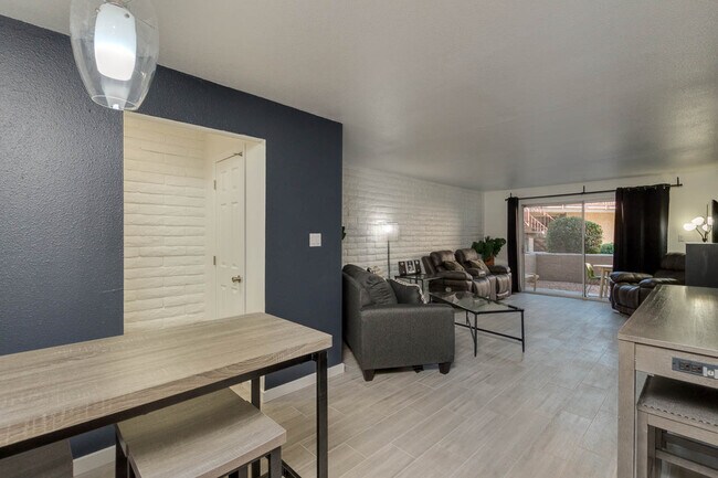 Attention Winter Visitors!, College Students!, Young Professionals! Live in the HEART of Scottsdale - 4354 N 82nd St