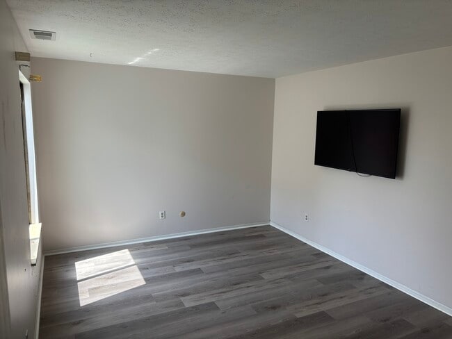 Foto del edificio - 250 Deepwood Dr