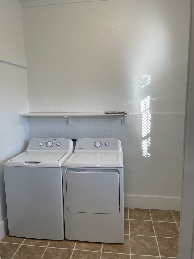 Laundry room inside unit - 4444 S San Pedro St Townhome
