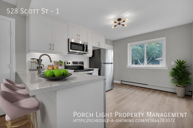 Photo du bâtiment - Beautiful 2 bedroom with private laundry, AC and balcony