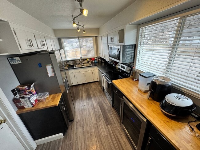 Foto del edificio - Spacious 2 Bedroom Home Close to Campus