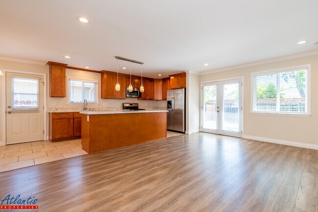 Building Photo - 604 N Bayview Ave