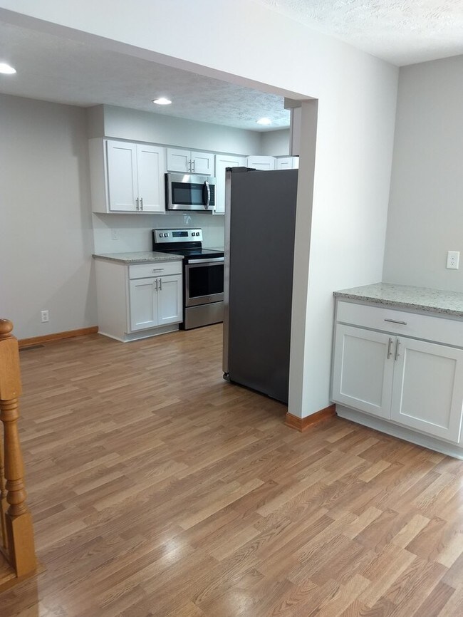 Building Photo - Large Stonybrook Home