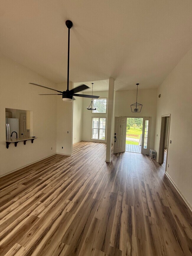 Foto del edificio - 103 Pinebark Ln