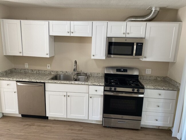 Building Photo - Recently Remodeled Cozy Two Bedroom One Ba...
