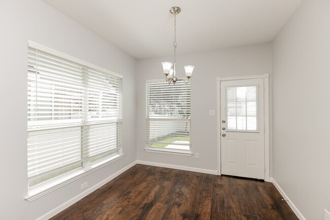 Foto del edificio - 9824 Birch Dr