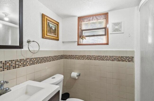 Foto del edificio - 2049 S 77th St