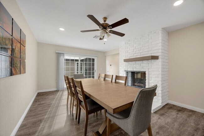 Building Photo - Adorable 4 Bed / 2 Bath Single Family Home