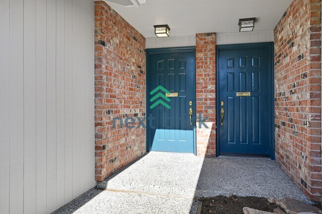 Building Photo - "Chic 2-Bed Townhouse Retreat in Bellevue – Spacious 1250 Sq Ft Living with Modern Comforts!"