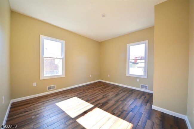 Building Photo - 17 Humbert St