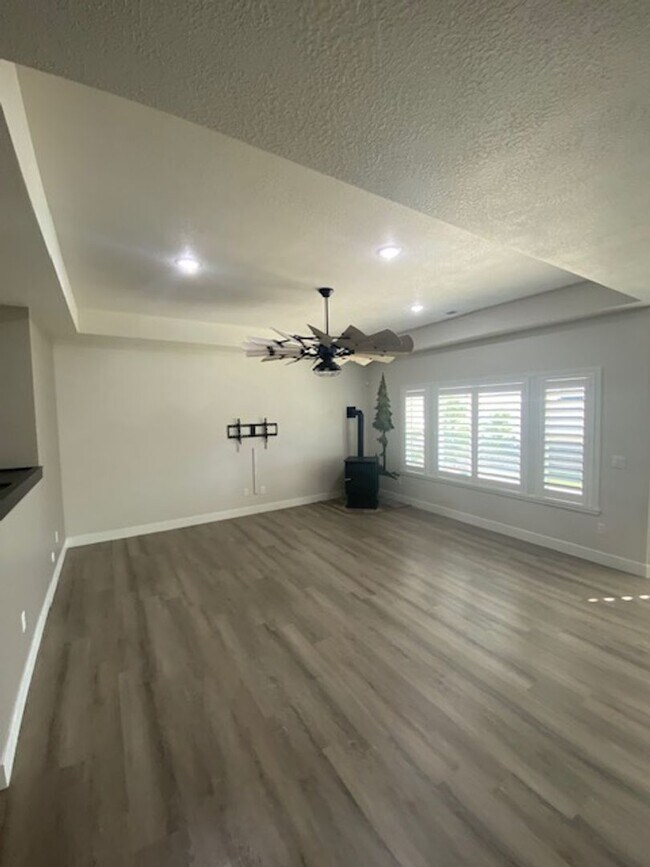 Building Photo - 3 bedroom - 2 bath Newer Single family in ...