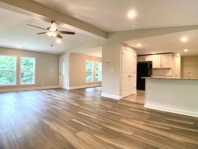Building Photo - 1495 Briar Hill Dr