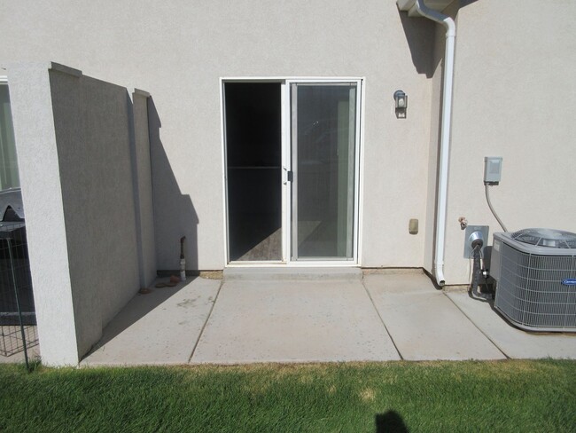 Foto del edificio - 3 bed 2.5 bath - Newer townhome in the hea...