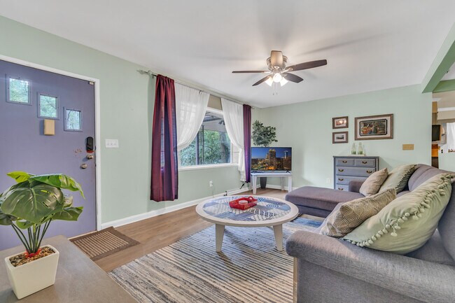 Building Photo - 2547 Lancaster Dr