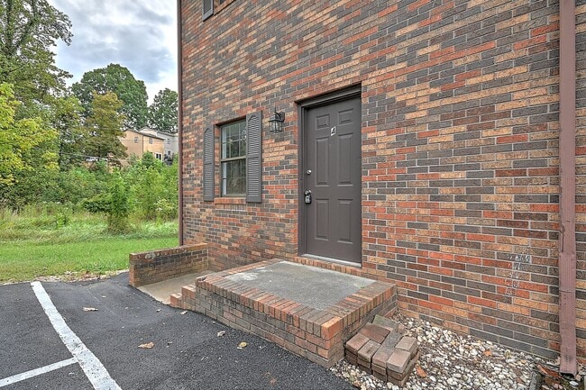 Building Photo - 182 Hart Rd